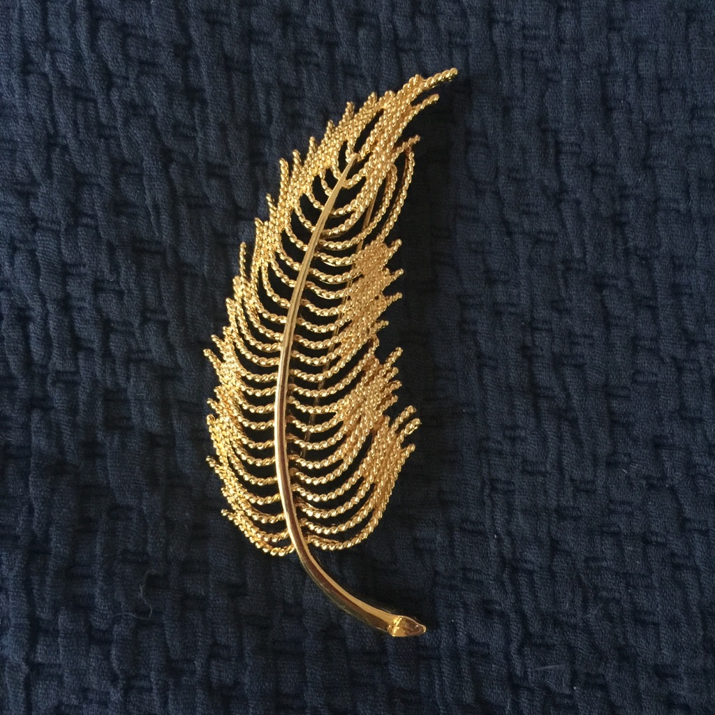 Brooch One Large Feather Gold Tone 52$